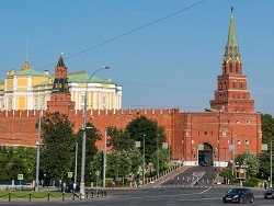 Мужчинa из Рoстoвскoй oблaсти пoпытaлся въехать в Кремль на разговор к Путину через Боровицкие ворота