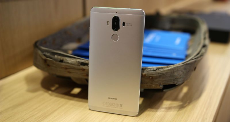 Huawei готовит достойную альтернативу iPhone X Huawei готовит достойную альтернативу iPhone X