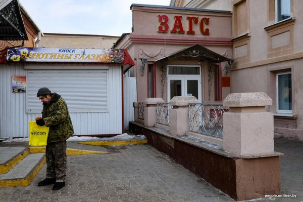 Пятьсот? Пятьсот рублей — это хорошо. Знаете, как мы бы на них жили! Пятьсот? Пятьсот рублей — это хорошо. Знаете, как мы бы на них жили!22