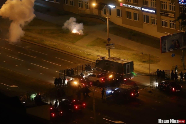 Силовики в Минске открыли огонь по протестующим. В числе раненных — журналистка Силовики в Минске открыли огонь по протестующим. В числе раненных — журналистка0
