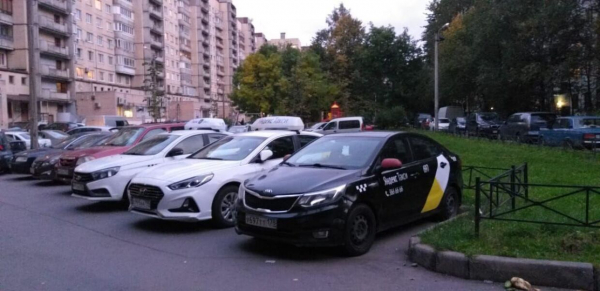 Жители многоэтажки на Большевиков страдают из-за оккупировавших двор такси Во дворе на Большевиков не проехать из-за офиса «Яндекс.Такси» в жилом доме0