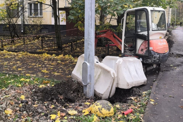 Появились фото лежавшей под ногами людей на Народного Ополчения ржавой мины Появились фото лежавшей под ногами людей на Народного ополчения ржавой мины1
