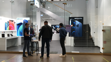Петербуржцы раскупили почти все новые iPhone 12 за одно утро Петербуржцы раскупили почти все новые iPhone 12 за одно утро 0