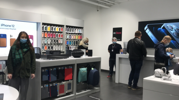 Петербуржцы раскупили почти все новые iPhone 12 за одно утро Петербуржцы раскупили почти все новые iPhone за одно утро2