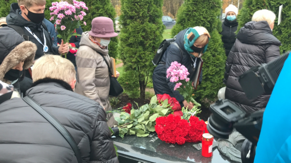На Серафимовском кладбище возложили цветы к памятнику погибшим над Синаем На Серафимовском кладбище возложили цветы к памятнику погибшим над Синаем9