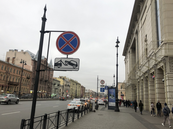 Таксисты паркуются в неположенных местах и после установки камер у «Галереи» Таксисты паркуются в неположенных местах и после установки камер у «Галереи»4