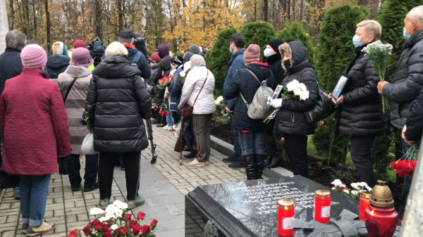 На Серафимовском кладбище возложили цветы к памятнику погибшим над Синаем На Серафимовском кладбище возложили цветы к памятнику погибшим над Синаем4
