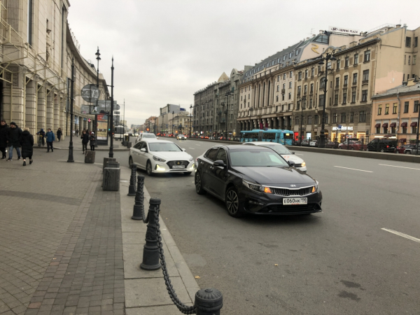 Таксисты паркуются в неположенных местах и после установки камер у «Галереи» Таксисты паркуются в неположенных местах и после установки камер у «Галереи»5