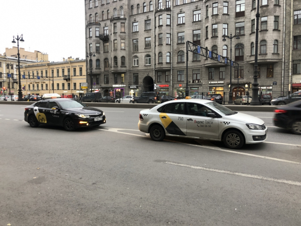Таксисты паркуются в неположенных местах и после установки камер у «Галереи» Таксисты паркуются в неположенных местах и после установки камер у «Галереи»3