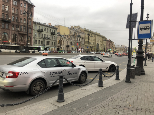 Таксисты паркуются в неположенных местах и после установки камер у «Галереи» Таксисты паркуются в неположенных местах и после установки камер у «Галереи»2
