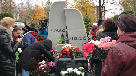 На Серафимовском кладбище возложили цветы к памятнику погибшим над Синаем На Серафимовском кладбище возложили цветы к памятнику погибшим над Синаем0