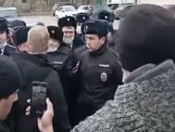 Полицейские вышли на акцию протеста на юге России Полицейские вышли на акцию протеста на юге России