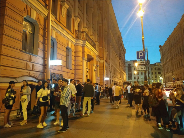 Петербургские тусовщики рискуют подхватить КОВИД от промщиц Промщицы заражают петербургских тусовщиков КОВИД и триппером3