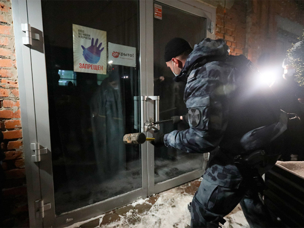 В московских "ковид-диссидентских" барах нашли тайные комнаты и запасные лифты Полиция в ночь на субботу выломала дверь московского ресторана Choice Moscow на Лужнецкой набережной, работавшего после полуночи. Администрации грозит штраф до 300 тысяч рублей или приостановлении деятельности на срок до 90 суток