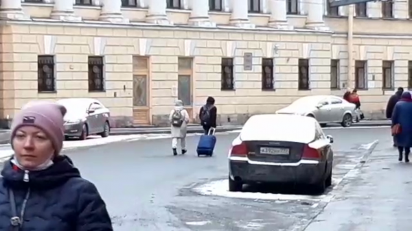 Перекрытие улиц в центре Петербурга застало врасплох туристов и горожан Перекрытие улиц в центре Петербурга застало врасплох туристов и горожан0