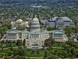 Сторонники Трампа ворвались в конгресс и окружили зал сената Сторонники Трампа ворвались в конгресс и окружили зал сената