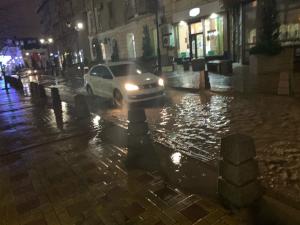 В центре Ростова дождем затопило часть переулка Семашко В центре Ростова дождем затопило часть переулка Семашко0