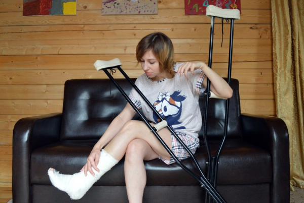 Количество травм на производстве в Новосибирске не снижается crutches0