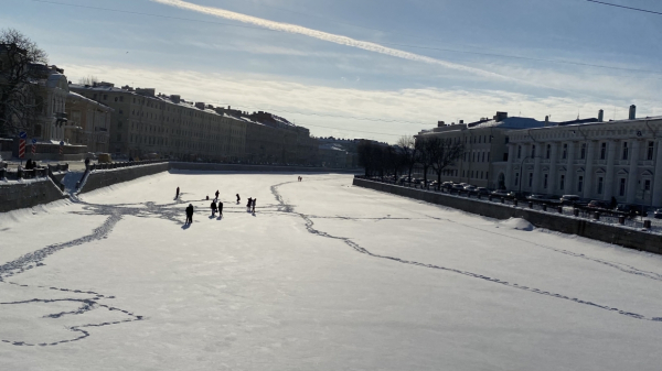 Петербуржцы рискнули жизнями ради фото и вышли на опасный лед Фонтанки Петербуржцы рискнули жизнями ради фото и вышли на опасный лед Фонтанки2