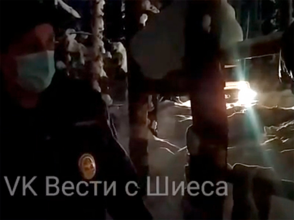 На Шиесе задержали шестерых активистов, боровшихся против мусорного полигона Полиция в палаточном лагере на посту "Баня", 17 февраля 2021 года