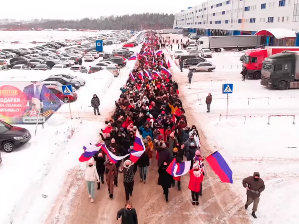 В Екатеринбурге власти объяснили законность проведения флешмоба в поддержку Путина во время пандемии Флешмоб сотрудников интернет-магазина "Сима-ленд"