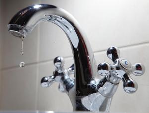 В Новочеркасске десятки тысяч людей лишились воды из-за крупной аварии В Новочеркасске десятки тысяч людей лишились воды из-за крупной аварии0