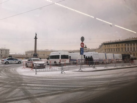 МВД Петербурга: на Дворцовой площади стояли не автозаки, а машины ОМОН МВД Петербурга: на Дворцовой площади стояли не автозаки, а машины ОМОН