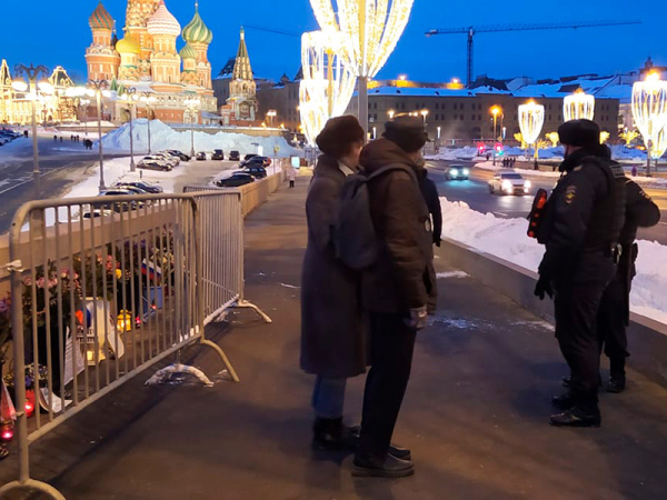В Москве полиция огородила народный мемориал на месте убийства Немцова, задержав двух волонтеров В Москве вечером в пятницу, 19 февраля, сотрудники полиции задержали волонтеров - "смотрителей", которые охраняют мемориал на месте убийства политика Бориса Немцова