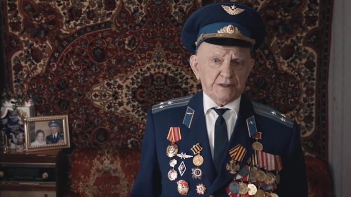 Он просто взял соль и огурец Он просто взял соль и огурец1