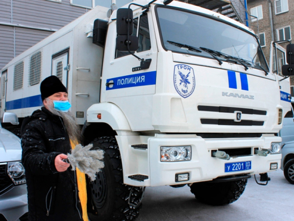 В Улан-Удэ священник провел над автозаком обряд "освящение колесницы" В Улан-Удэ в Бурятии иеромонах Николай (Щербаков), настоятель Свято-Никольского храма, посетил управление по контролю за оборотом наркотиков МВД Бурятии и освятил кабинеты и служебные автомобили. Среди освященного транспорта был и автозак