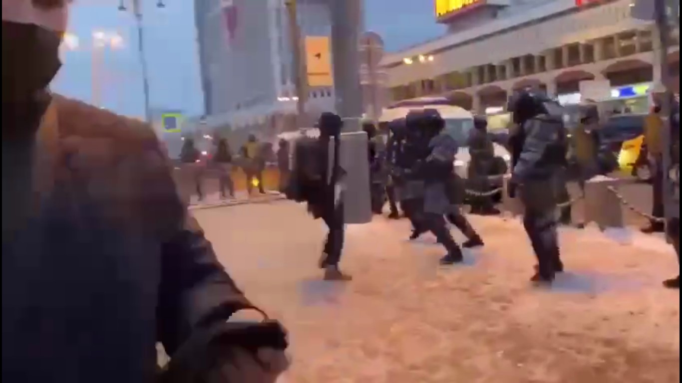 Видео с мужчиной, напавшим на ОМОН с битой, распространяли в СМИ по указанию Кремля Видео с мужчиной, напавшим на ОМОН с битой, распространяли в СМИ по указанию Кремля
