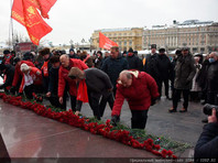 Коммунисты провели шествие в центре Москвы, несмотря на запрет властей ЦК КПРФ провело в Москве возложение венков и цветов к могиле Неизвестного солдата