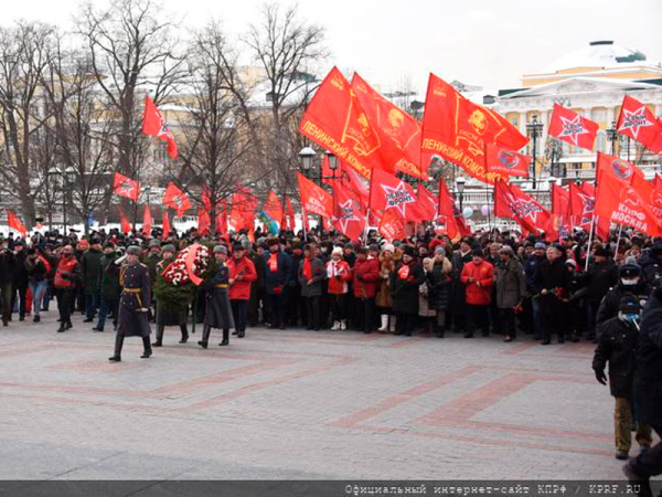 Коммунисты провели шествие в центре Москвы, несмотря на запрет властей ЦК КПРФ провело в Москве возложение венков и цветов к могиле Неизвестного солдата