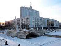 Reuters узнал о плане помощи россиянам на 500 млрд рублей перед выборами Российские власти рассматривают возможность выделения на социальные расходы не менее 500 миллиардов рублей, чтобы снизить недовольство россиян падением уровня жизни в преддверии осенних выборов в Госдуму. Об этом сообщает Reuters со ссылкой на два источника в правительстве