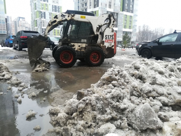 Огромные кучи и каша под ногами: жилком поддержал возмущенных жителей Кушелевской Жилком назвал обоснованными жалобы жителей с Кушелевской на уборку снега1