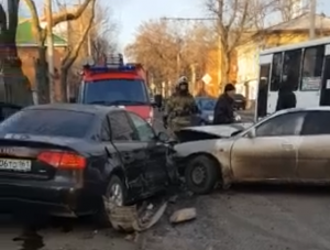 В Ростове произошла авария: видео В Ростове произошла авария: видео0