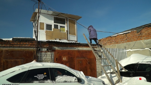 Пенсионерка в Тюмени живет в хижине из пластика Пенсионерка в Тюмени живет в хижине из пластика0