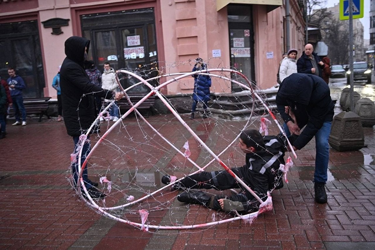 39 суток за перформанс. Петербургский акционист Крисевич вышел из спецприемника в Москве 39 суток за перформанс. Петербургский акционист Крисевич вышел из спецприемника в Москве