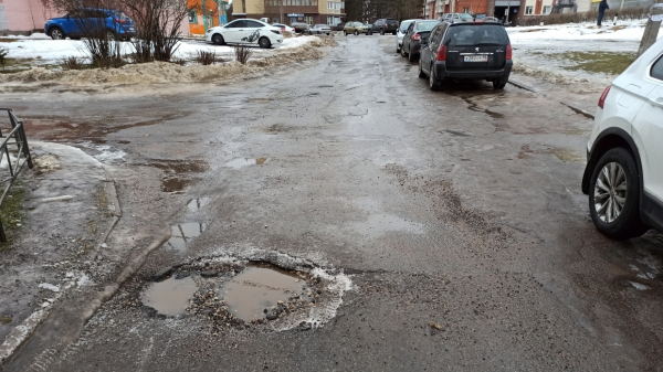 Замкнутый круг: чиновники кивают друг на друга из-за разбитых в Коломягах дорог Замкнутый круг: чиновники кивают друг на друга из-за разбитых в Коломягах дорог0