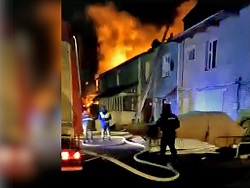 Под Питером сгорели десять эллингов для хранения катеров Под Питером сгорели десять эллингов для хранения катеров