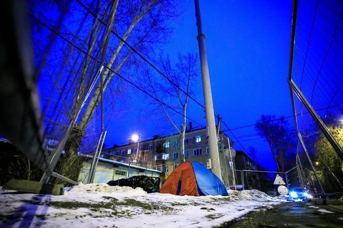 Екатеринбуржцы пятые сутки дежурят у вышки связи на Уралмаше. Что присходит? Екатеринбуржцы пятые сутки дежурят у вышки связи на Уралмаше. Что присходит?3