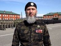 В Кремле жалобу чеченских силовиков Путину на "Новую газету" сочли обращением не по адресу В своем видеообращении чеченские силовики заявили, что против полка имени Кадырова развернута информационная война, и назвали авторов "Новой газеты" "террористами в шкуре псевдожурналистов", которых "крепко держат в своих руках западные спецслужбы"
