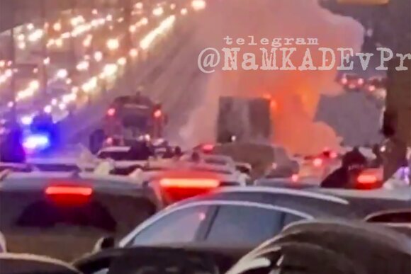 Загоревшийся автомобиль на МКАД эвакуировали Загоревшийся автомобиль на МКАД эвакуировали