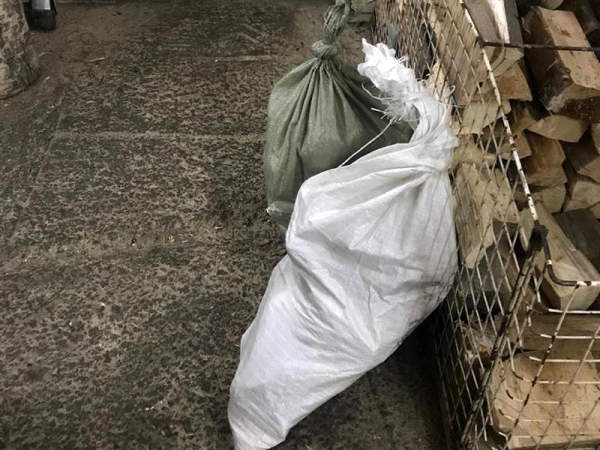В Ленинградской области полицейские задержали пенсионера за убийство лося В холодильнике пенсионера оперативники обнаружили мясо и кости лося. У хозяина дома изъяли два охотничьих ружья и охотничий карабин с оптикой