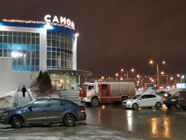 Возле ТЦ "Самолёт" в Самаре скопились пожарные Возле ТЦ