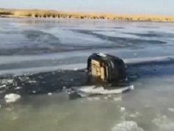 Пятеро погибших в Приморье: рыбаки сняли автомобиль, уходящий под лед. Видео Пятеро погибших в Приморье: рыбаки сняли автомобиль, уходящий под лед. Видео