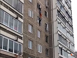 В Екатеринбурге спасли 95-летнюю старушку, которая повисла на подоконнике шестого этажа В Екатеринбурге спасли 95-летнюю старушку, которая повисла на подоконнике шестого этажа