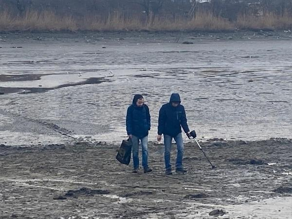 Ищут клад: люди с металлоискателями перерыли дно Северного водохранилища Ищут клад: люди с металлоискателями перерыли дно Северного водохранилища1