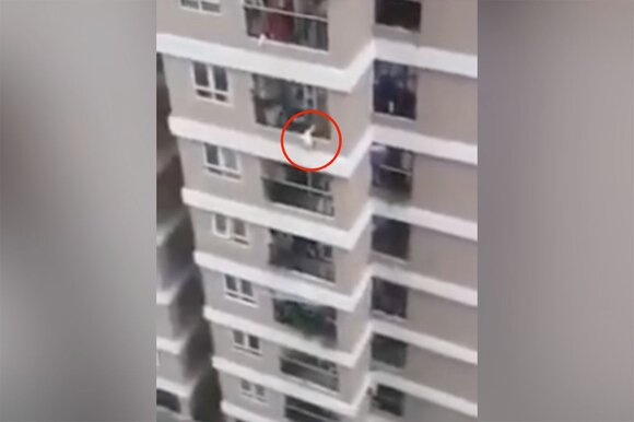 Вьетнамец поймал выпавшую с 12-го этажа девочку Вьетнамец поймал выпавшую с 12-го этажа девочку