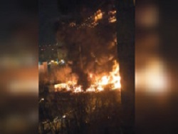 Пожар в московской промзоне потушен, сгорело 25 грузовиков Пожар в московской промзоне потушен, сгорело 25 грузовиков